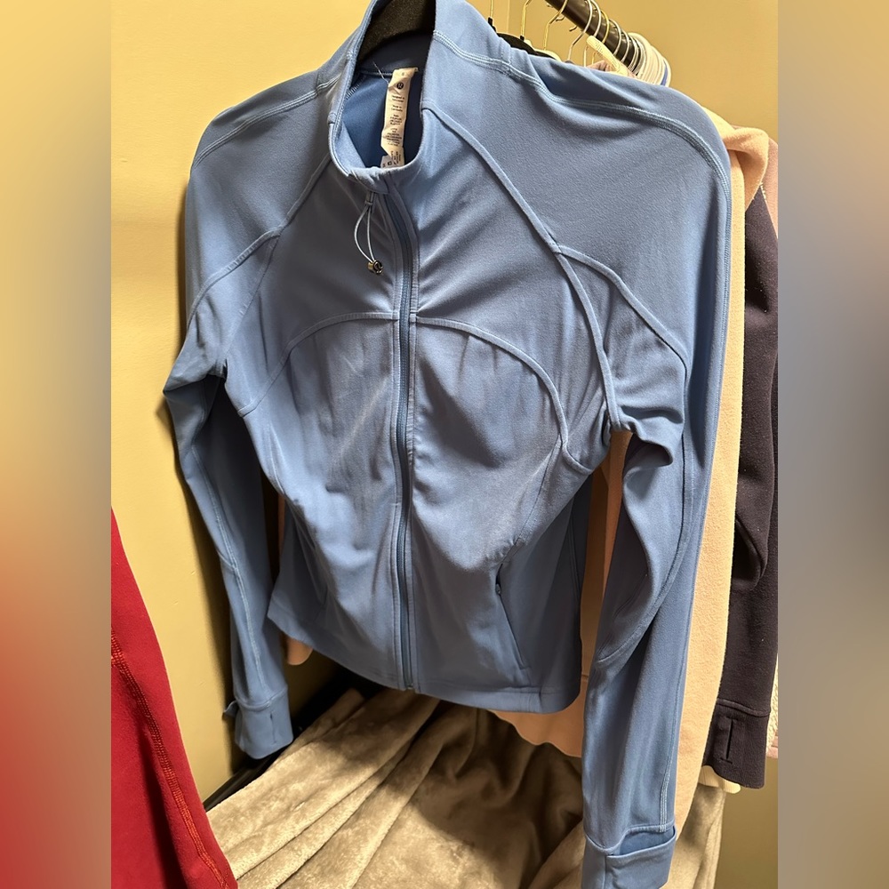 Lululemon Nulu cropped Define jacket in Soft Denim colour size 8
